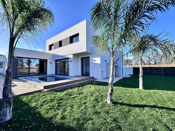 Villa neuve 4 faces avec piscine et jacuzzi