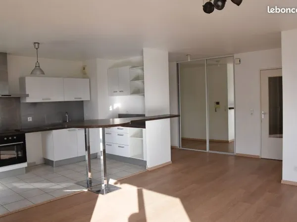 Proche du bourg de Vezin le Coquet à vendre agréable appartement T4 de 87 m2 en dernier étage exposé