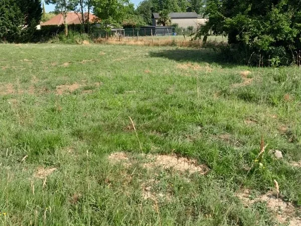 Terrain constructible entièrement viabilisé au coeur du village de Bougarber