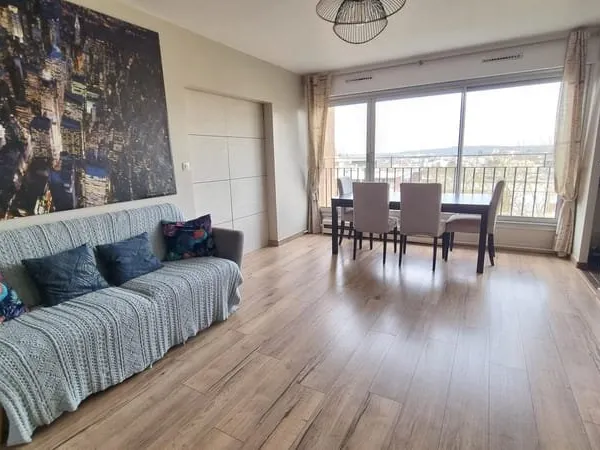 Spacieux et lumineux F4 avec vue dégagée, balcon, cave, 2 pa