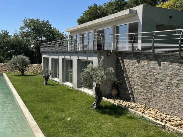 Maison contemporaine avec vues panoramiques, piscine, terras
