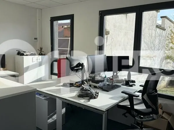 Bureau 1 pièce 141 m²