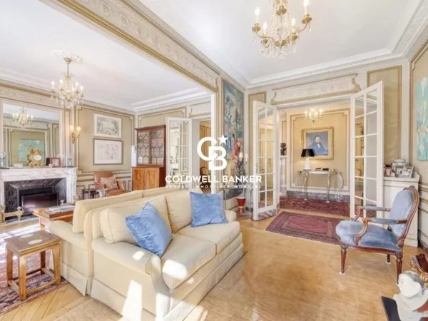 Paris 8€ - Entre le parc Monceau et la place de l'Étoile,