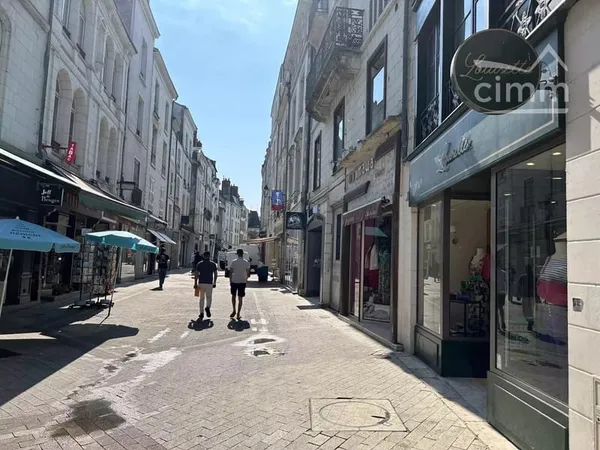 Blois - coeur de ville piéton - immeuble commercial de caractère