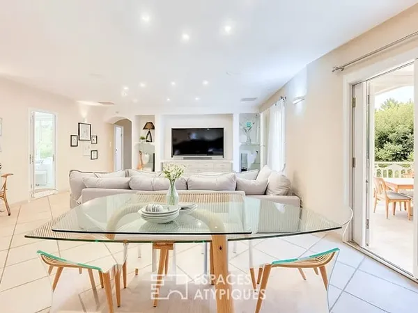 Maison de plain pied avec jardin et piscine au calme