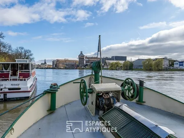 La péniche Freycinet de 150 m2 sur les bords de Seine