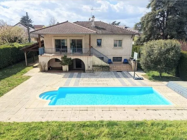 Élégante propriété familiale avec piscine et beaux volumes