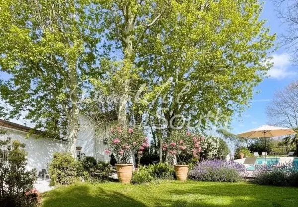 MAISON DE MAÎTRE AVEC DEPENDANCE, PARC ET PISCINE, PROCHE PERPIG