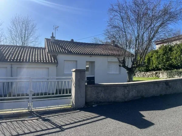 A Louer maison Type 3 dans un quartier calme comprenant : Un séjour, une cuisine séparée, 2 chambres