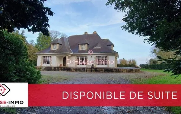 Belle demeure des années 70 de 230 m² habitables avec pierres apparentes sur grand terrain arboré.