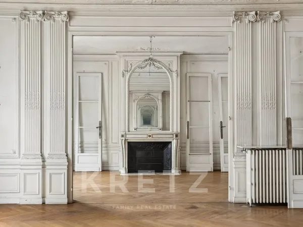 Appartement de réception à rénover en bordure du Parc Monceau