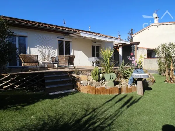 A vendre une maison rénovée de plain pied avec terrasse, jardin et piscine