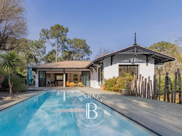 MAGNIFIQUE VILLA AVEC PISCINE AU PYLA-SUR-MER, PROCHE DES PLAGES