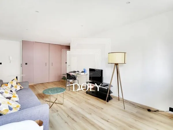 Studio 33m2- Dernier étage avec ascenseur- limite Vincennes