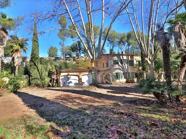 Maison 20 pièces 814 m²