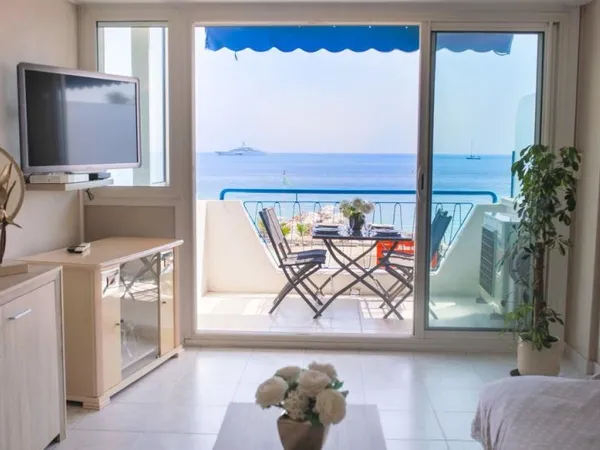 BEL APPARTEMENT FRONT DE MER A JUAN LES PINS PARKING SECURIS
