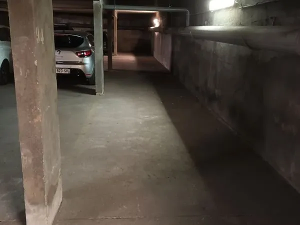 Loue place de parking souterrain pour voiture citadine, ou motos, ou remorque