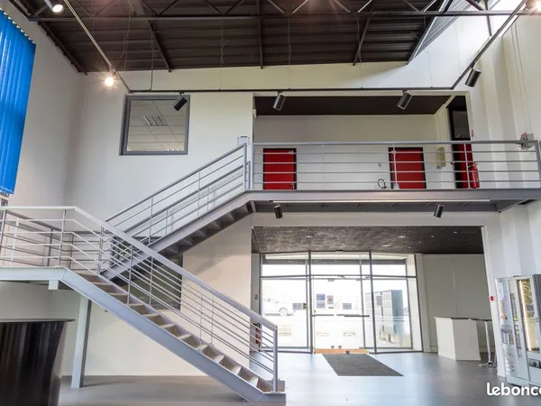 Bureau en location / Bureau à louer / 11 m² / 165 euros / Site gardienné