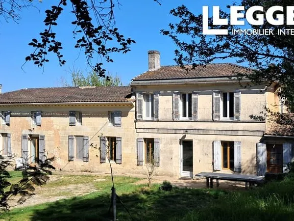 Maison de campagne en pierre avec 4 chambres, rénovée récemment. Au calme, entre Bourg et Blaye
