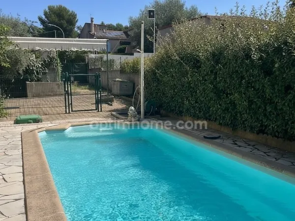 A vendre à Marignane : Maison spacieuse 8 pièces, 5 chambres minimum, piscine et grand garage