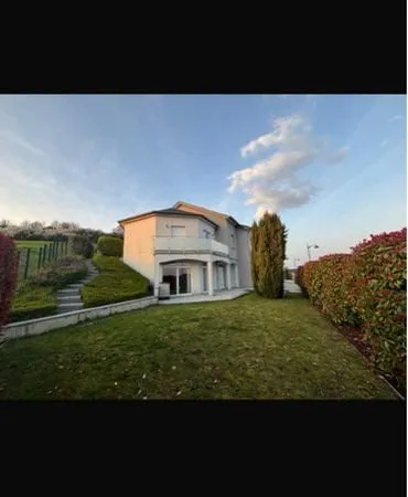 Maison d'architecte avec piscine intérieure de 400m2 - ascenseur - vue dégagée - Thionville
