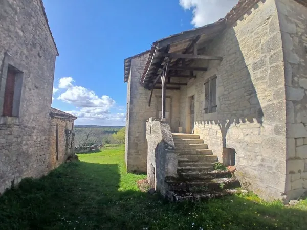 ensemble en pierre à restaurer totalement 20 mn nord de Cahors