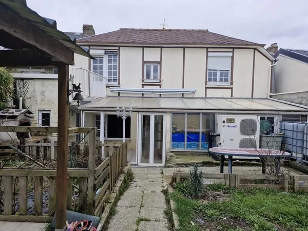 MAISON DE BOURG AVEC JARDIN