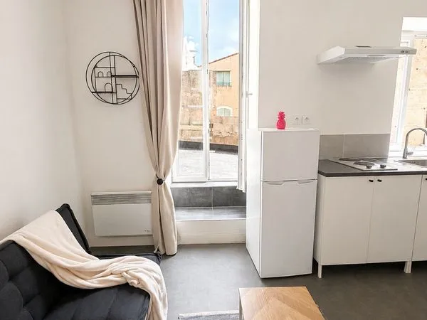 Grand studio meublé avec terrasse - Centre historique Béziers - 1er étage