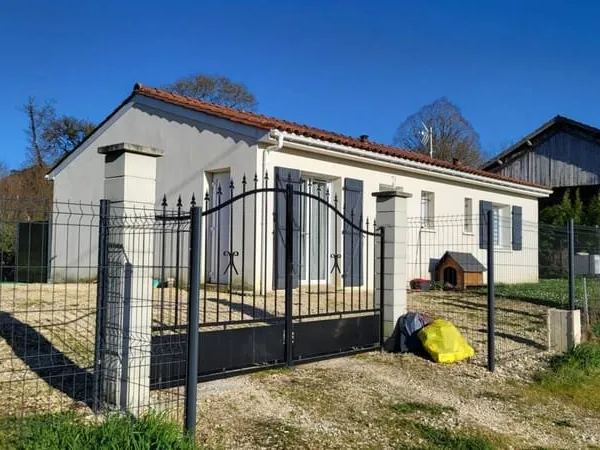 SOURZAC Maison de plain pied de 2017 d'une surface de 80 m2 pièce de vie 2 chambres et jardin