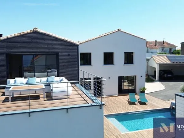 SPLENDIDE VILLA AVEC VUE MER