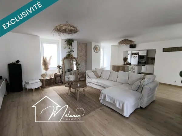 Maison rénovée lumineuse spacieuse offre de beaux volumes avec 4 chambres et des dépendances cour te