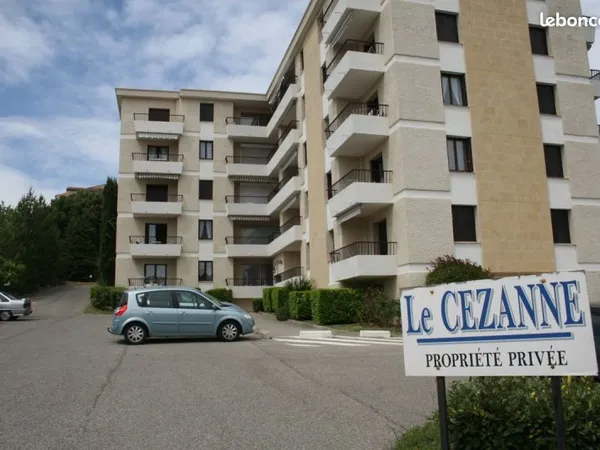 Appartement à l'extérieur du centre ville, rez de chaussée, au calme. Intérieur refait à neuf en 202