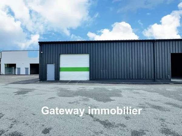 A LOUER ENTREPÔT DE 230M2 À MONTLUÇON