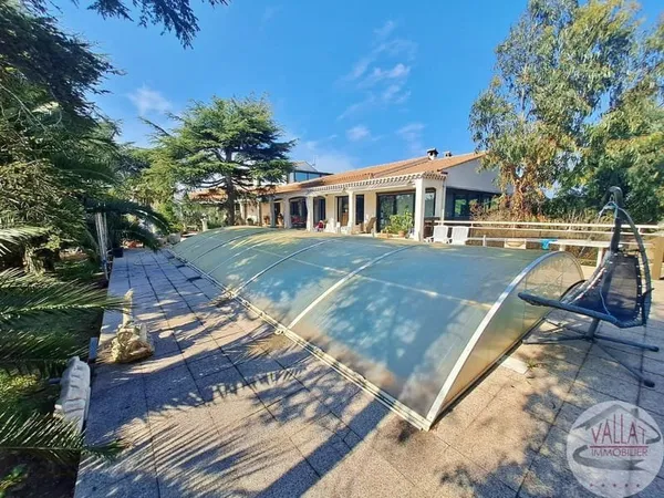 Propriété d'exception avec piscine et dépendance sur un terr