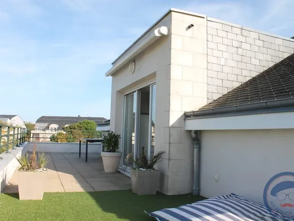SAINT-CYR - DERNIER ETAGE AVEC TERRASSE DE 90 m2