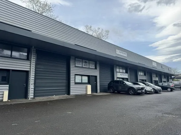 Local d'activité 138 m²