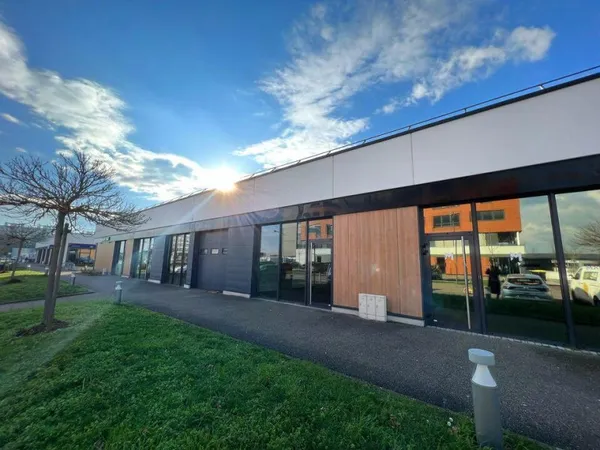 LOCAUX D'ACTIVITE ET BUREAUX A LOUER