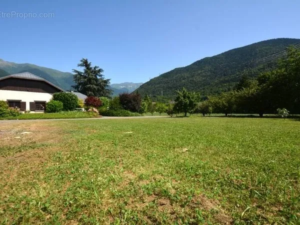 ALBERTVILLE (73) Maison de 189 m2 - Hangars/Garages de 178 m2 - Terrain 8311 m2