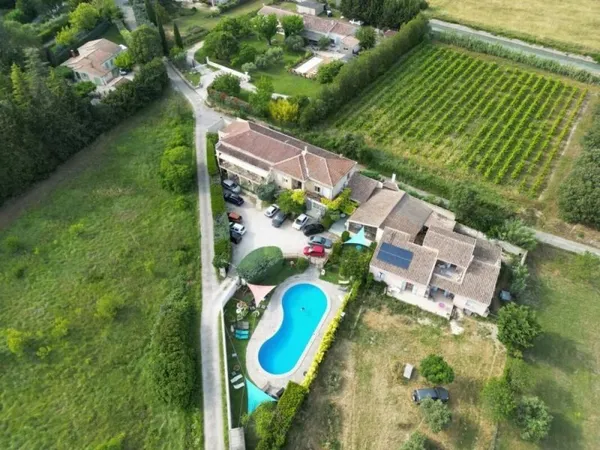 Murs et fond d'un hôtel de 15 chambres à Saumane de Vaucluse