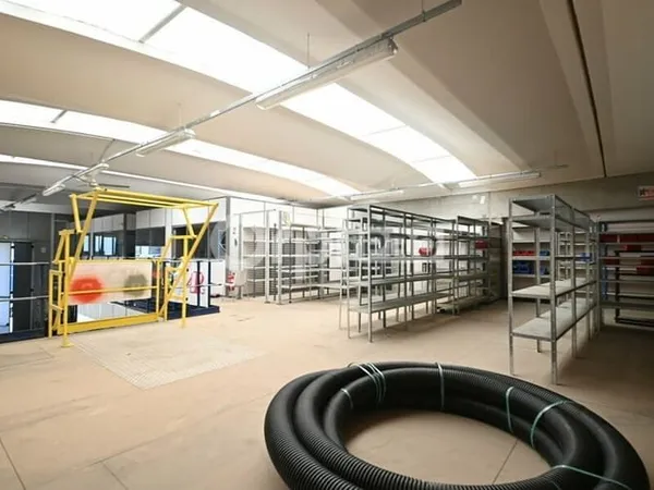 Local d'activité 214 m²