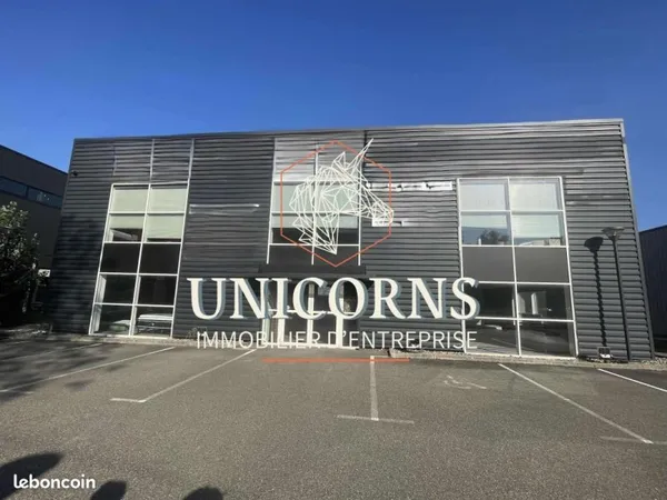 Local industriel 1 800 m²