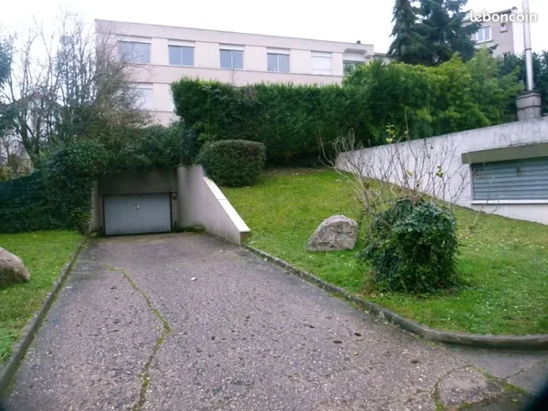 BOX équipé - idéal stockage - 13.5 m2 - VAUCRESSON