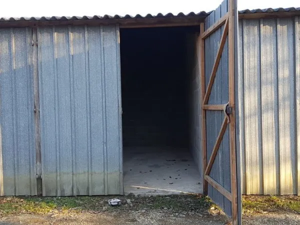 grand garage bétonné fermé de 18 m2 à 15 minutes de Rennes