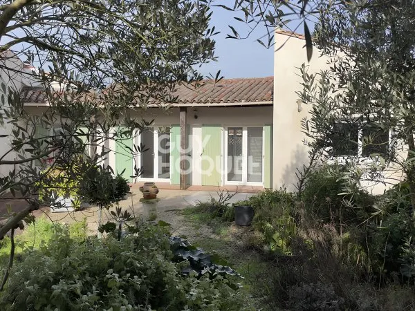 Maison à vendre à La Flotte dans un quartier calme et proche centre.
