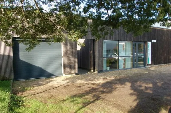 LOCAL D'ACTIVITÉ 170 m² - Atelier + Bureaux - Parking - Proche Nantes / Aéroport