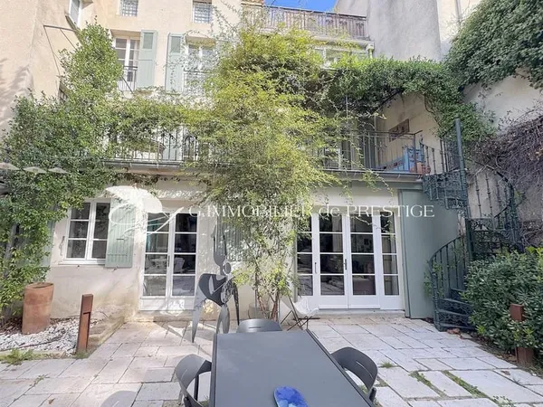 Un hôtel particulier avec jardin et piscine