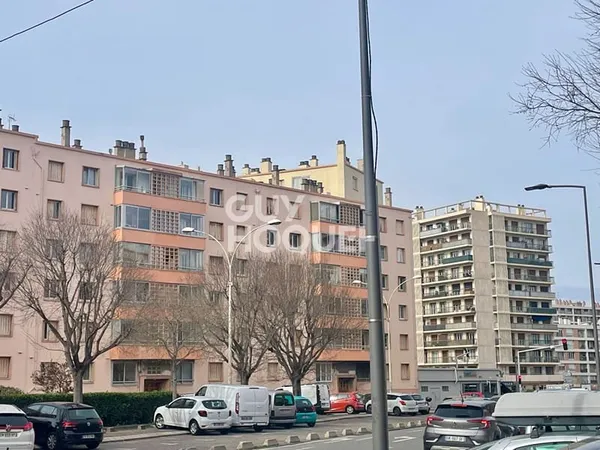 Marseille 13009 , Appartement T3 loué 53 m2 avec véranda