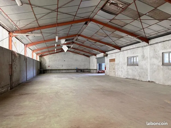 Hangar/Local en plein coeur de Bressols - Idéal activité pro
