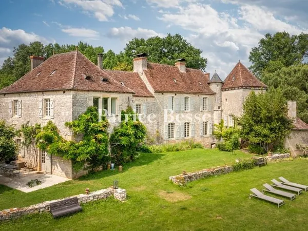Proche Martel, gentilhommière des 13ème et 18ème s., son gîte et sa piscine sur 18 ha dominant la va
