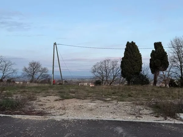 Terrain 600 m²